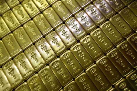 Gold Hits Record Highs On Safe Haven Demand Us Rate Cut Bets