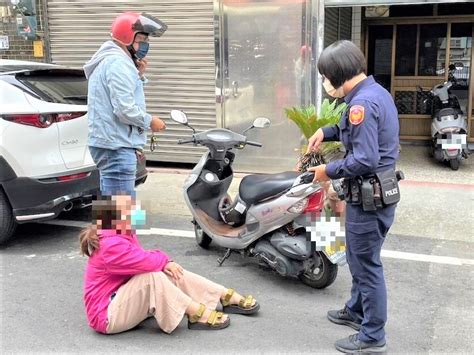 婦女騎車倒地受傷 北門警協助送醫 今傳媒 Jnews