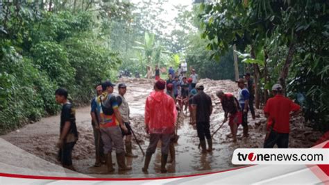 Desa Di Bandung Barat Dihantam Longsor Akses Jalan Tertutup