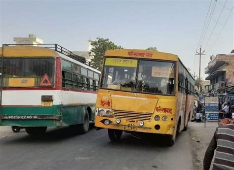 Etah Newsबेखौफ दौड़ रही हैं रोडवेज के रंग में रंगी बसें Buses