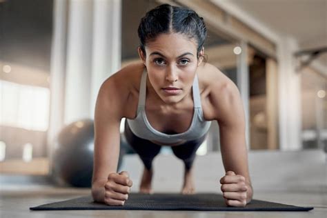 Fuerte Es Tan Fuerte Retrato De Cuerpo Entero De Una Atractiva Joven