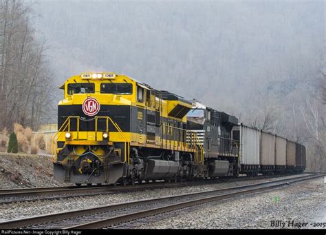 NS 1069 Norfolk Southern EMD SD70ACe at Matewan, West Virginia by Billy ...