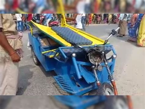 High Speed Mini Trucks Crash Into E Rickshaw And Killed Woman In Begusarai बेगूसरायः तेज