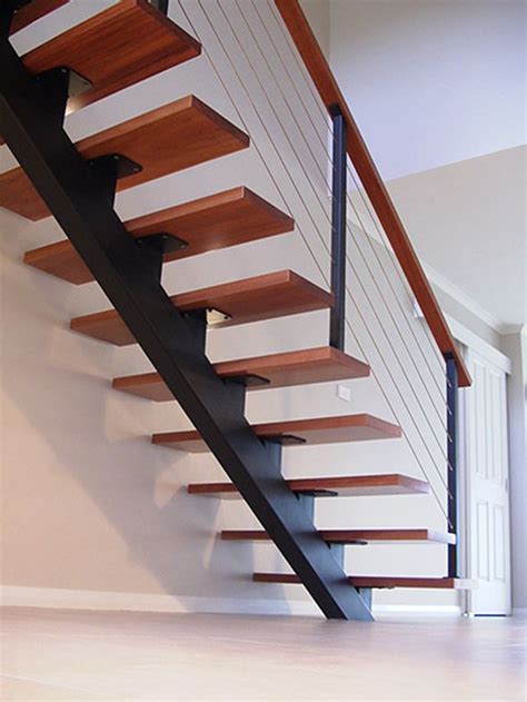 Escaleras De Metal Y Madera