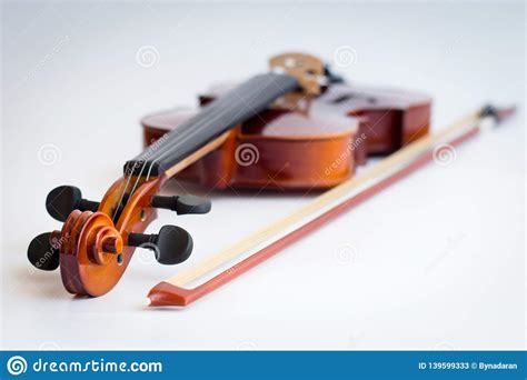 Violino No Fundo Branco Curva Imagem De Stock Imagem De Curva