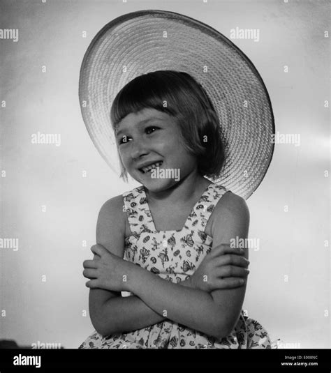 Fille Avec Un Chapeau De Paille Banque Dimages Noir Et Blanc Alamy