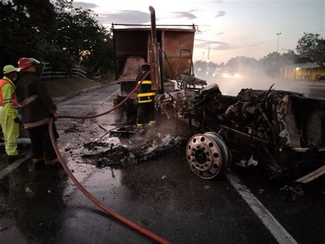 Choque Entre Tr Iler Y Camioneta Deja A Un Muerto Y Un Herido