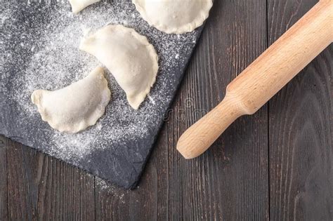 Bolas De Masa Hervida Crudas En Un Tablero De Madera Comida Hecha En