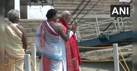 Pm Narendra Modi Offers Prayers At Dasaswamedh Ghat In Varanasi Pm Narendra Modi नामांकन से