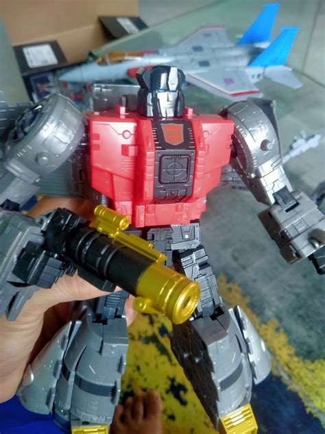 Transformers Studio Series Leader Class Dinobot Sludge In Hand