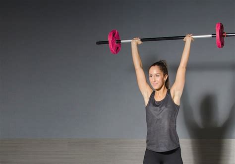 Premium Photo Sportswoman In Gym Exercising Muscles