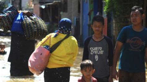 Indonesia Flash Floods Kill At Least Eight; Search On to Rescue Others ...