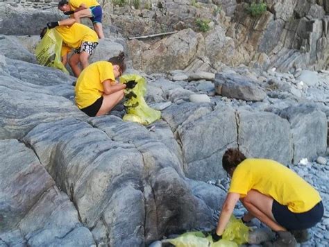 Sulla Spiaggia Di Riomaggiore Mozziconi E Polistirolo Sono I Rifiuti