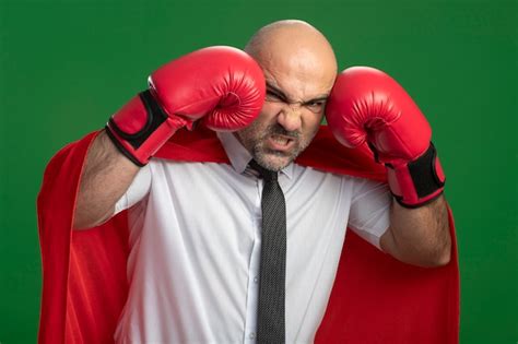 Homem De Neg Cios Super Her I Zangado Capa Vermelha E Luvas De Boxe