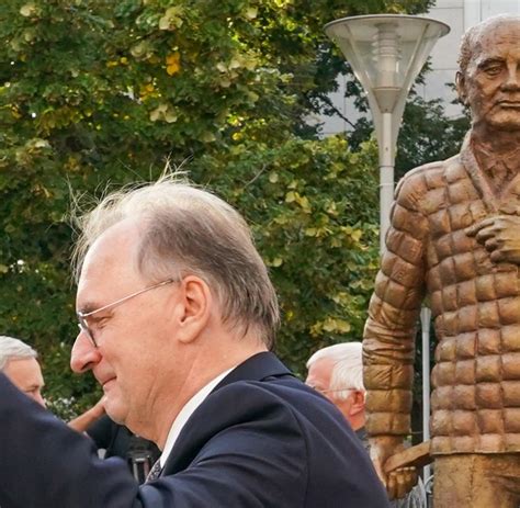 Bildhauer Und Medailleur Bernd G Bel Stellt In Leuna Aus Welt