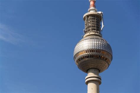 Torre de televisión fernsehturm cerca de alexanderplatz en el centro de