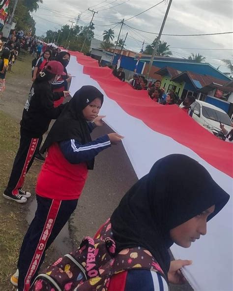 Meriahkan Hut Ri Ke Bendera Merah Putih M Dibentangkan Dan