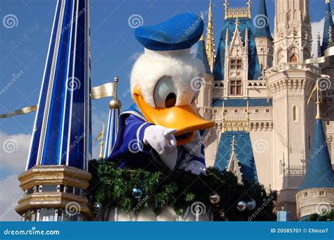 Disney Donald Duck During A Parade Editorial Photo - Image: 20585701