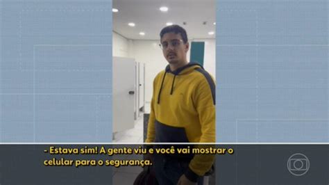 Vídeo Estudante é flagrado gravando alunas no banheiro de faculdade em