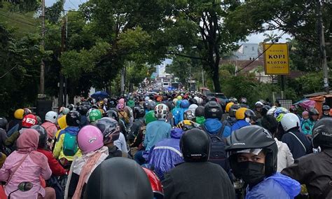 Pemberlakuan Jalan Satu Arah Saat Libur Maulid Nabi Jalur Puncak Macet