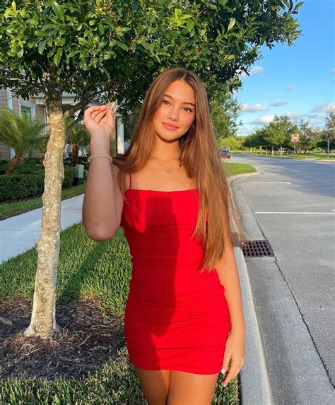 MADDY Curvy Women Jeans Fashion Outfits Brunette Girl