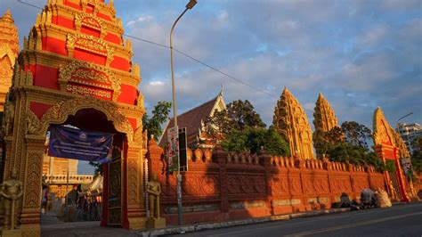 Wat Ounalom Phnom Penh Cambodia Begins At