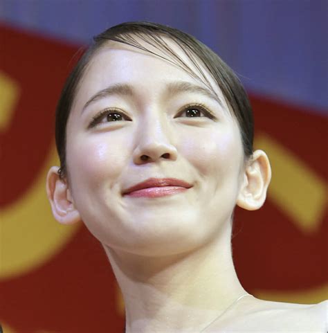 吉岡里帆、胸元セクシーな一枚公開！オンラインサイン会開催を告知し、当選願うコメント続々