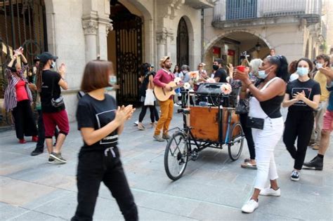 Les arts de carrer es reivindiquen per recuperar l espai públic El