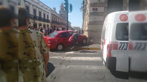 Adulto Mayor Pierde El Control Y Choca Auto Contra Palacio Legislativo