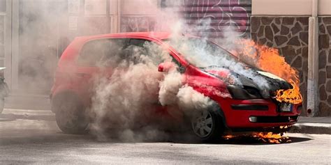 Palermo Paura Per Un Auto In Fiamme In Via Isidoro Carini Il Video