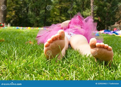 Petite Fille Heureuse Se Trouvant Sur L Herbe Verte Image Stock Image