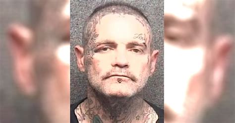 Vocalista e sex symbol dono de hit dos anos 2000 aparece irreconhecível ao ser preso por