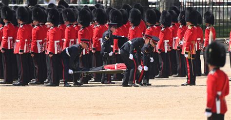 Miembros de la Guardia Real Británica se desmayan en pleno desfile