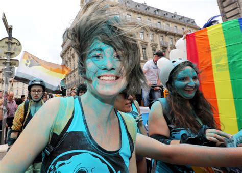 Grenoble La Marche Des Fiert S Avec Couleurs Et Paillettes