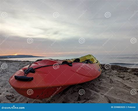 Kayak En La Arena En La Playa Al Amanecer Imagen De Archivo Imagen De