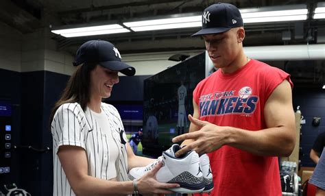 Caitlin Clark Llama A Aaron Judge Enorme Y Enorme Durante Su Visita