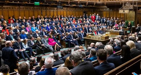 Parlamento británico aprueba penalizar el silbar a las mujeres en la