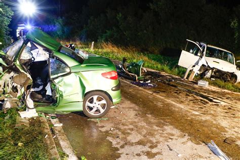 Peugeot Kracht Frontal In Mercedes Teenager Stirbt Bei Tragischem Unfall