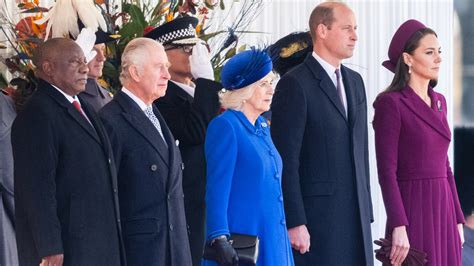 Kate Con Las Plumas De Diamantes De La Princesa De Gales Camilla En El