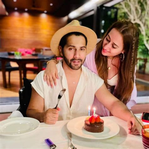 Varun Dhawan Bday Pics पत्नी नताशा संग वरुण धवन ने मनाया 36वां बर्थडे