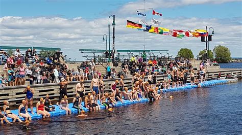 Les jeunes se jettent à l eau pour la 63e Traversée internationale du