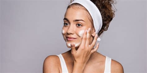 Cómo exfoliar la piel y sus beneficios guía completa