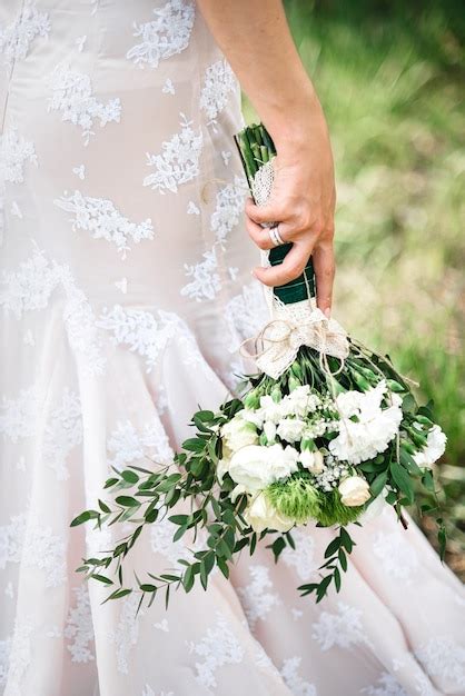 Elegante ramo de boda de flores frescas naturales y vegetación Foto