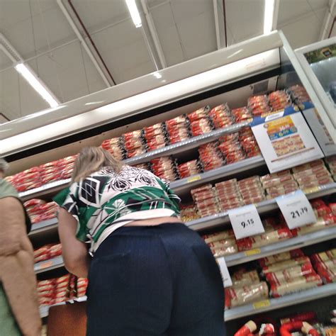 Big Booty Blonde Milf VPL Bending Over Spandex Leggings Yoga Pants Forum