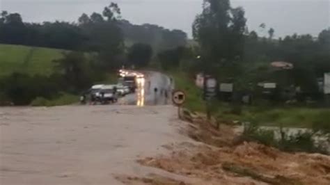 Córregos transbordam e ruas ficam alagadas devido excesso de chuva em