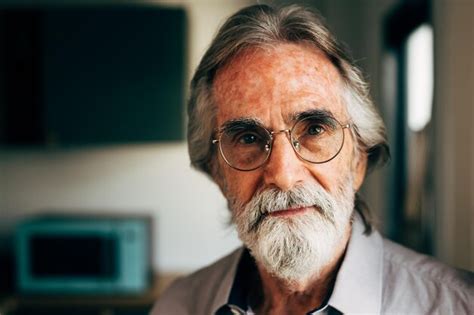 Retrato De Un Anciano Sano Con Cabello Gris Y Barba Mirando A La C Mara