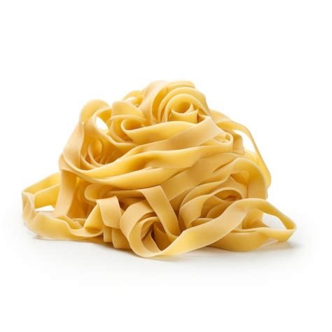 Nido De Fettuccine De Pasta Italiana Aislado En Un Fondo Blanco Foto