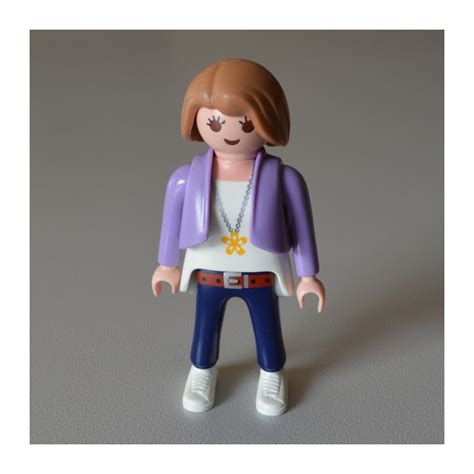 Un Personnage Femme En Veste De La Marque Des Jouets Playmobil De