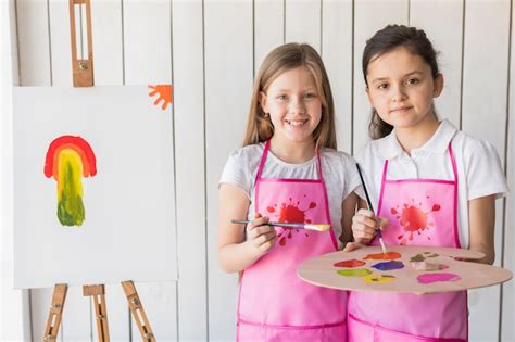 Retrato De Um Dois Meninas Sorridentes Em Cor De Rosa Avental