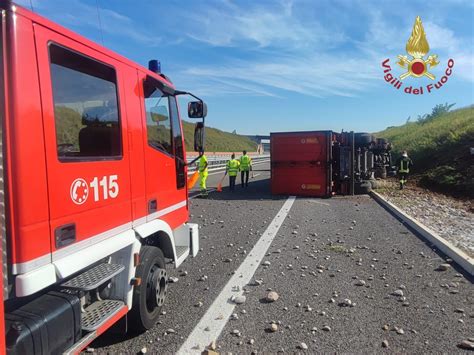 Incidente Sulla Pedemontana Perde Il Controllo Del Camion E Si Ribalta